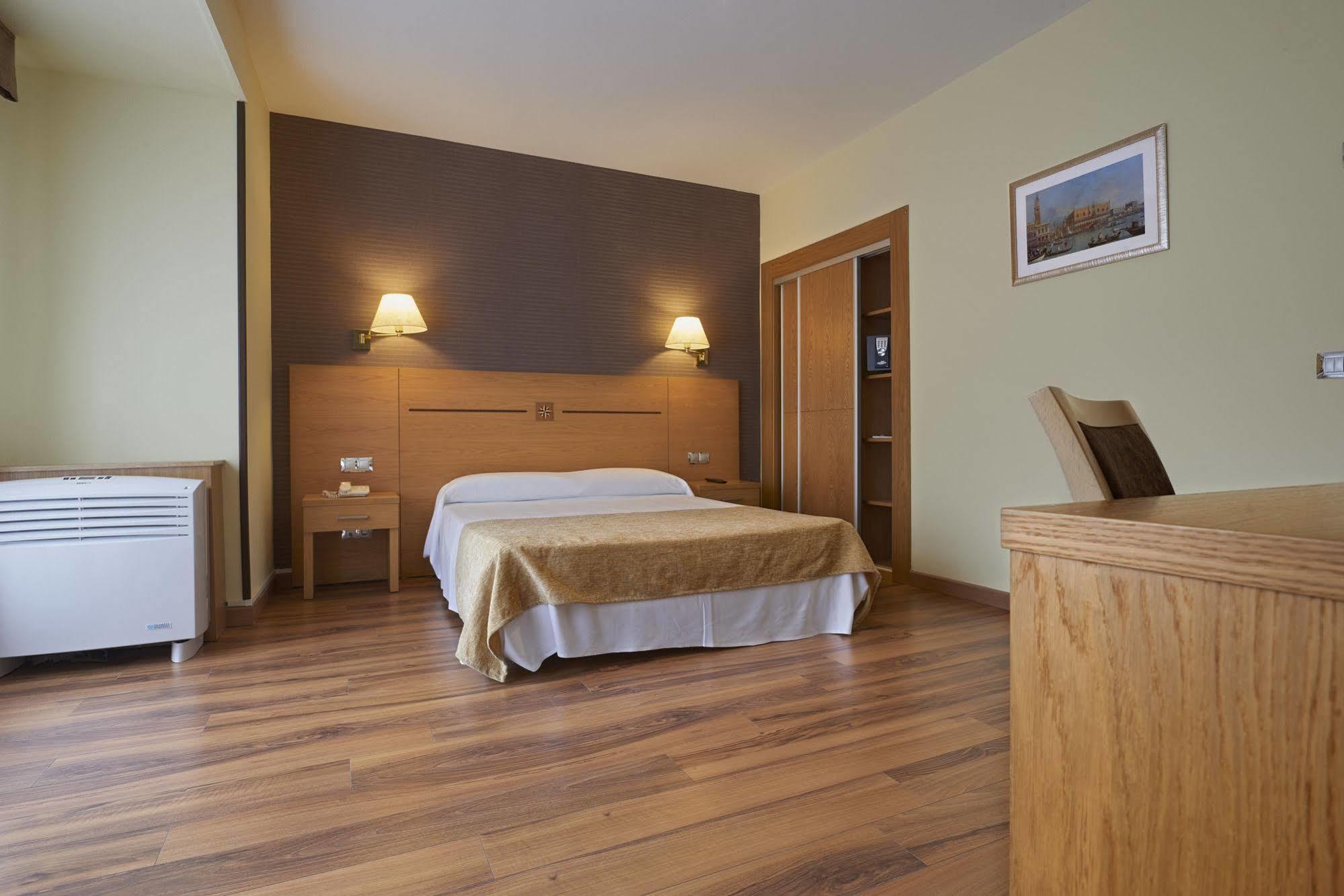 Hotel 40 Nudos Aviles Exterior photo
